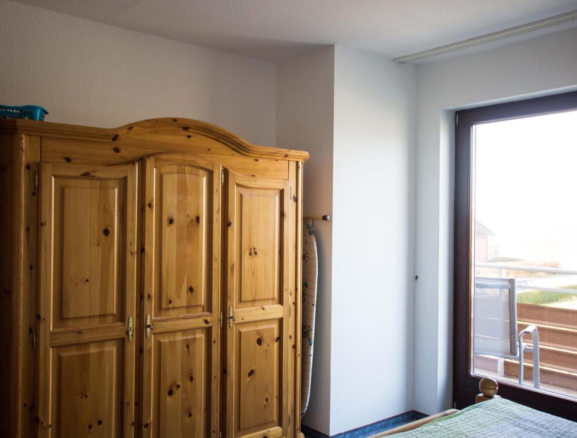 Ferienwohnungen-Neue-Tiefe-Wohnung-Kleiderbuegel Neue Tiefe Fehmarn Екстериор снимка