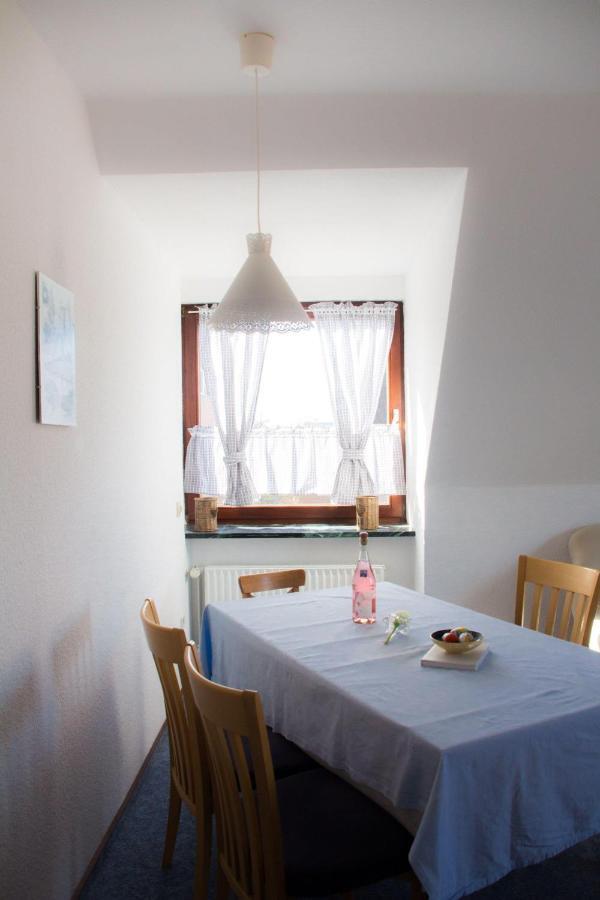 Ferienwohnungen-Neue-Tiefe-Wohnung-Kleiderbuegel Neue Tiefe Fehmarn Екстериор снимка